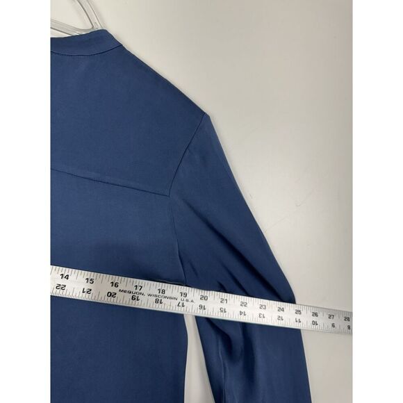 Vince Silk Crepe Hidden Buttons Minimalist Blouse Sz 8 Career Blue Office - Picture 5 of 6